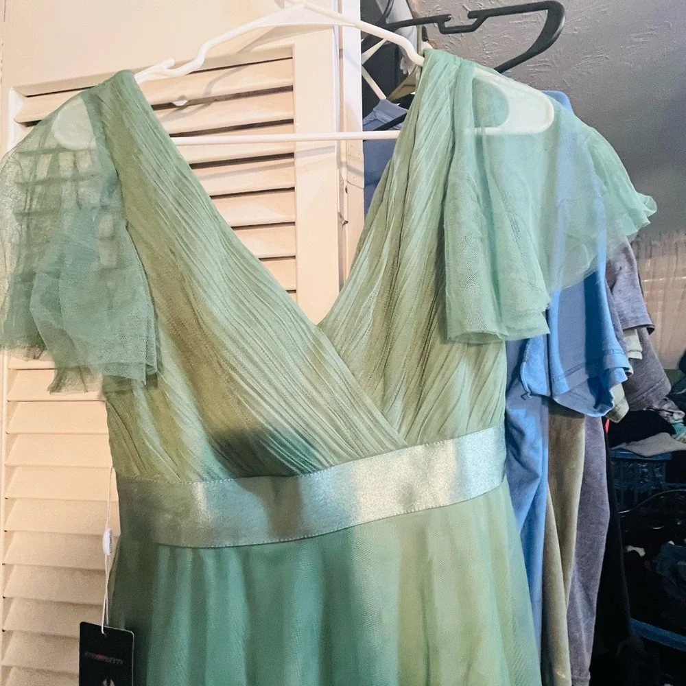 Green Bridesmaid Dress Size Small NWT Model is 5’5 120 lbs - Picture 4 of 5